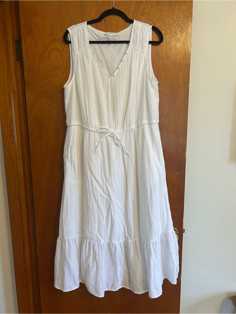 Time and Tru White Sleeveless V-Neck Dress